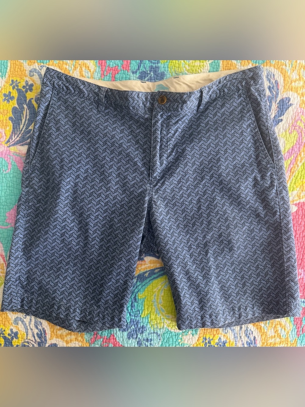 Tommy Bahama Light Blue & White Zigzag Pattern Shorts size 36 10” inseam